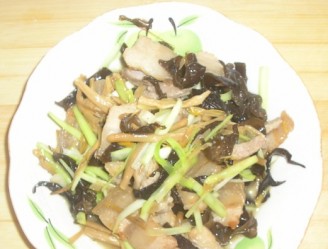 Stir-fried Yellow Flower Fungus with Pork recipe