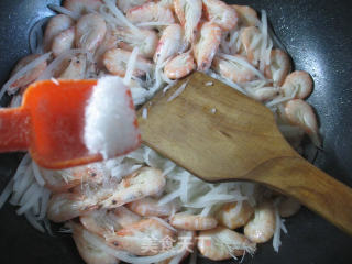 Stir-fried Prawns with Shredded Radish recipe