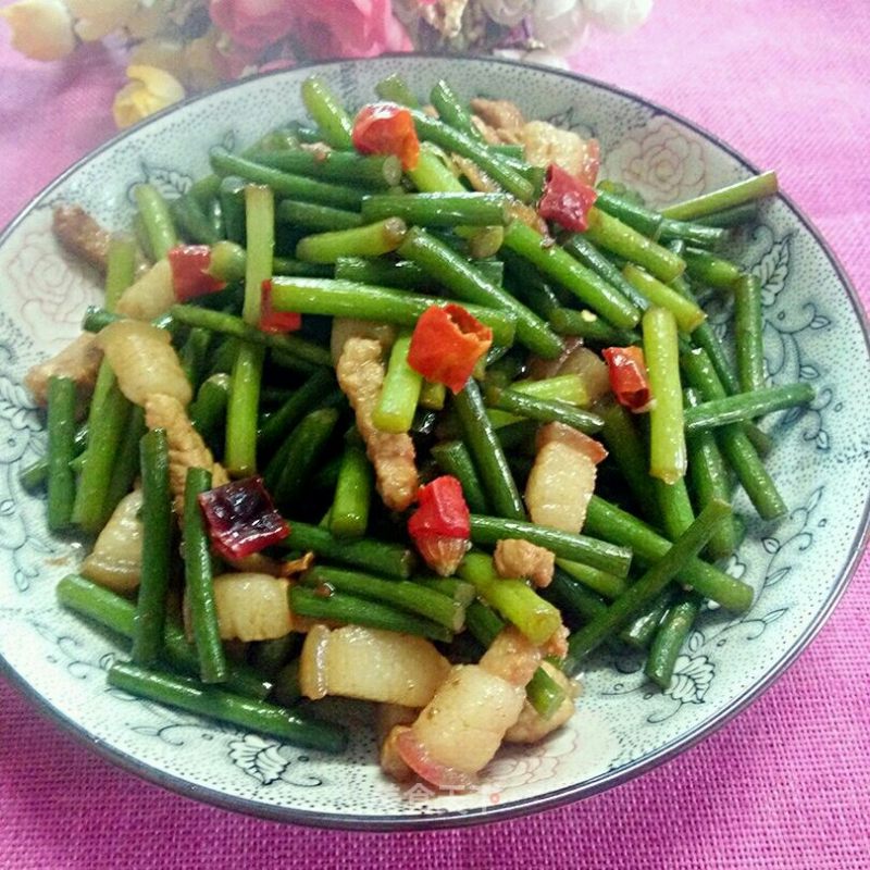 Stir-fried Pork with Garlic Moss recipe
