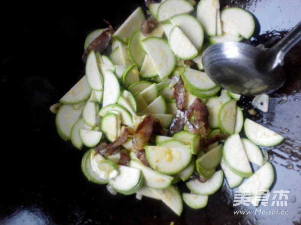 Fried Zucchini with Dried Intestines recipe