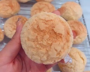 A Newbie of Meringue Puffs Succeeded (with Custard Sauce) recipe