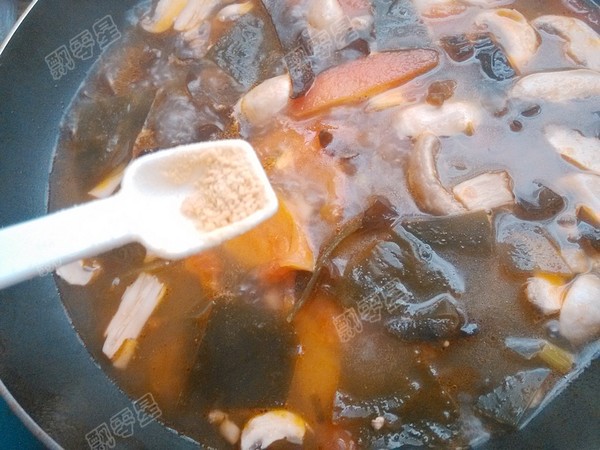 Tomato Fungus Seaweed Soup recipe