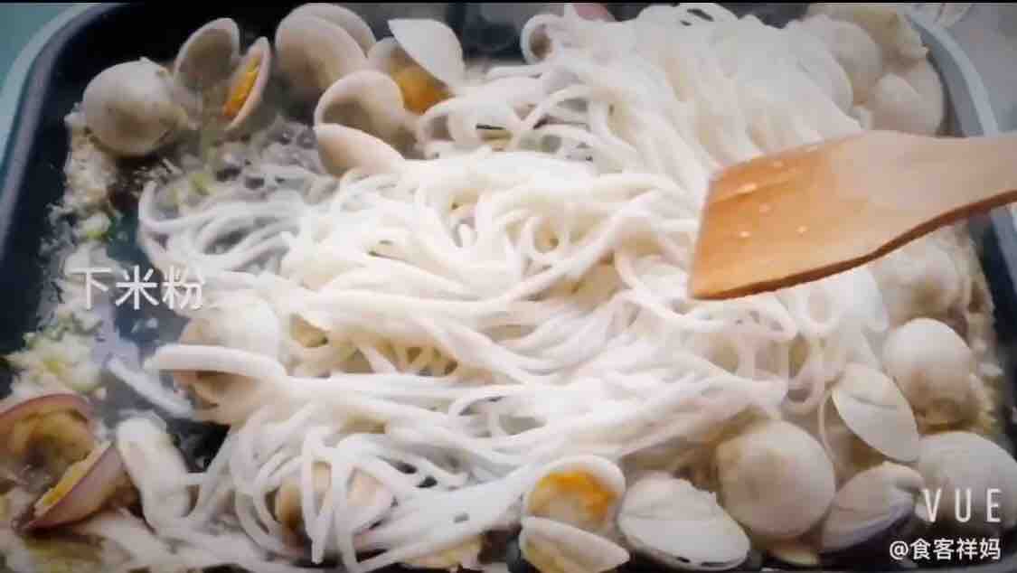 Braised Rice Noodles with Clams recipe