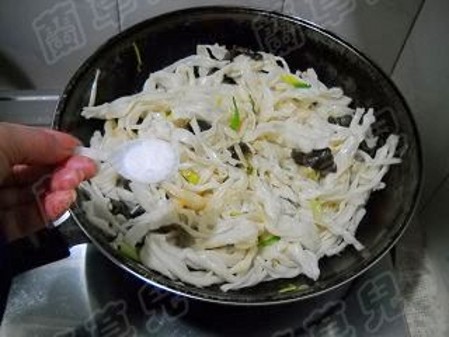 Stir-fried Rice Noodles with Fungus and Pork recipe