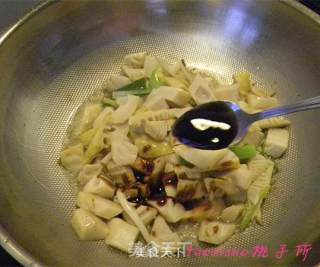 Braised Chicken Wings with Spring Bamboo Shoots in Oil recipe