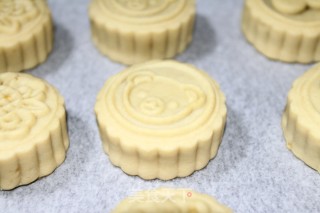 Novices Can Easily Make Delicious Lotus Paste and Meat Floss Mooncakes recipe