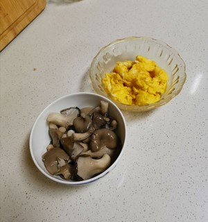 Scrambled Eggs with Green Red Pepper and Mushroom recipe