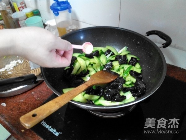 Fried Shrimp with Cucumber Fungus recipe