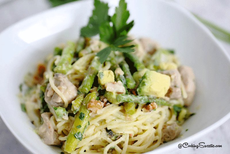 Pasta with Avocado, Chicken and Asparagus