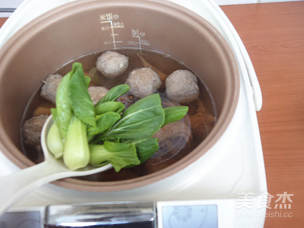 Beef Balls in Claypot with Hericium recipe