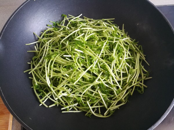 Stir-fried Willow Artemisia Sprouts recipe