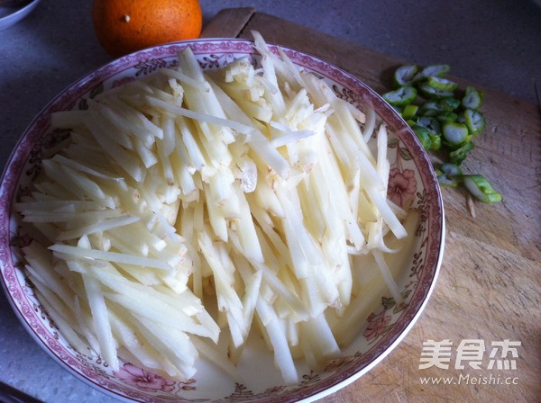 Stir-fried Potato Shreds with Meat recipe