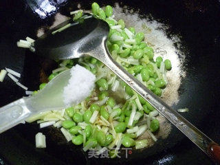 Stir-fried Edamame with Leek Sprouts recipe