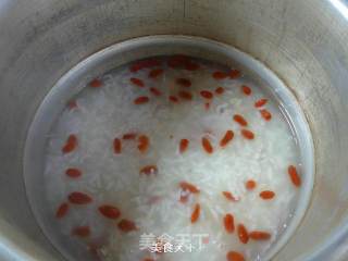 Lychee Rice Porridge with Wolfberry recipe