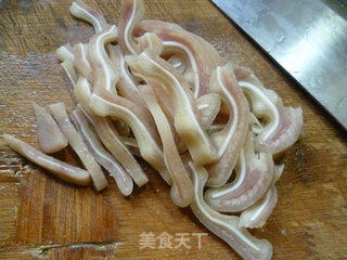 Fried Pork Ears with Peanuts and Light Pepper recipe