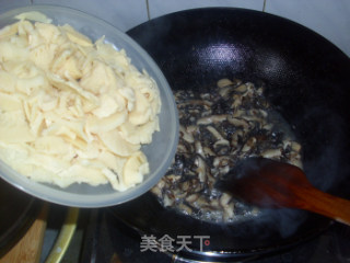 Fried Noodles with Mushrooms, Bamboo Shoots and Pork recipe