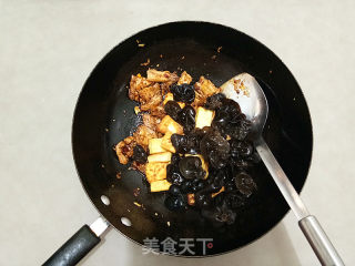 Braised Tofu with Pork Belly and Fungus recipe