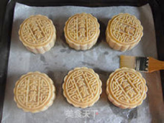 【cantonese-style Egg Yolk and Lotus Seed Paste Moon Cakes】--- My Favorite Moon Cake on Mid-autumn Festival recipe