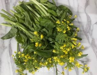 Stir-fried Cabbage Flowers with Oil Residue recipe