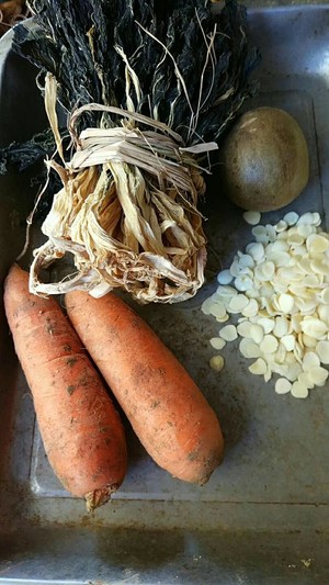 To Relieve Cough and Nourish The Lungs: Dried Vegetables, Southern and Northern Apricots, Pig Bone Soup recipe