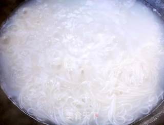 Stir-fried Rice Noodles with Tomato, Egg, Fungus recipe