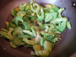 Stir-fried Bitter Gourd with Sweet Pepper recipe