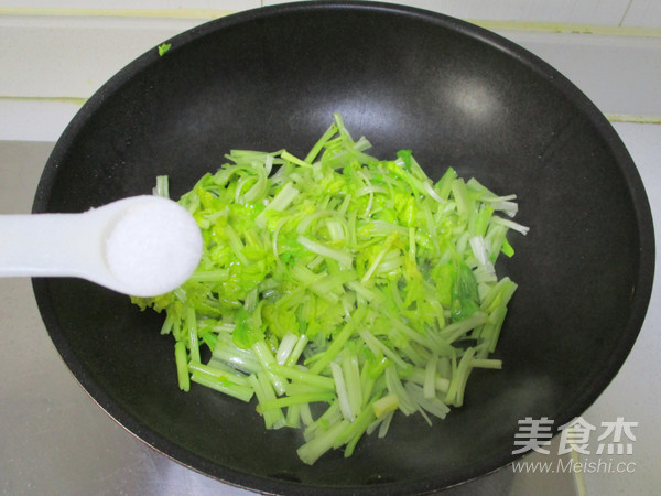 Fried Celery with Dried Eggs recipe