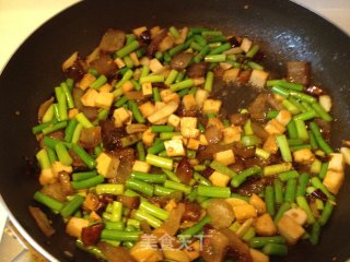 Stir-fried Bacon with Sand Tea and Garlic Moss recipe