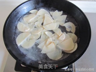 Stir-fried Chicken with Winter Bamboo Shoots and Fungus recipe