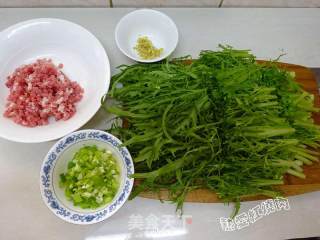 Minced Meat Mixed with Bitter Chrysanthemum recipe