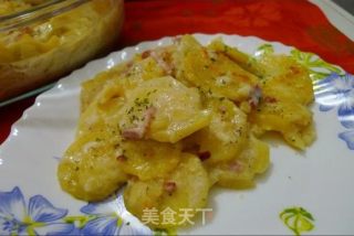 French "home Cooking"-gratin Dauphinois Baked Potatoes with Creamy Bacon recipe