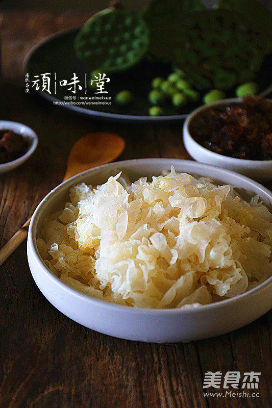 Supor. Chinese Pottery White Fungus and Peach Gum Stewed Lotus Seeds recipe