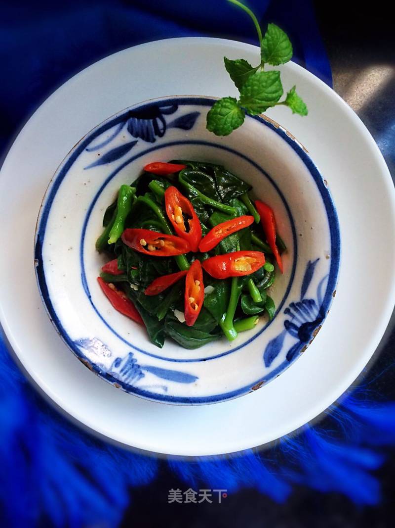 Stir-fried Fungus with Red Pepper recipe