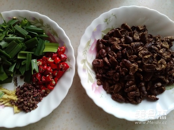 Garlic Silkworm Pupa recipe