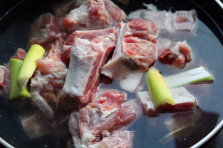 Warm Tonifying Qi, Nourishing Pork Ribs and Lotus Root Sibao Soup recipe