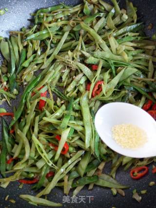 Stir-fried Shredded Lentils with Chili recipe