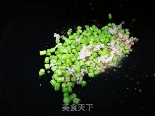 Carob Minced Pork Dried Noodles recipe