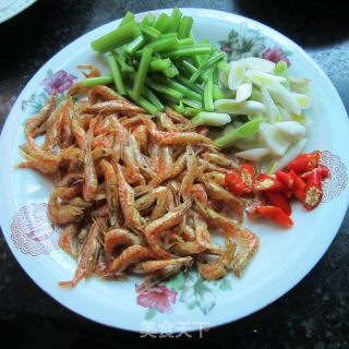 Stir-fried River Prawns with Celery and Garlic recipe