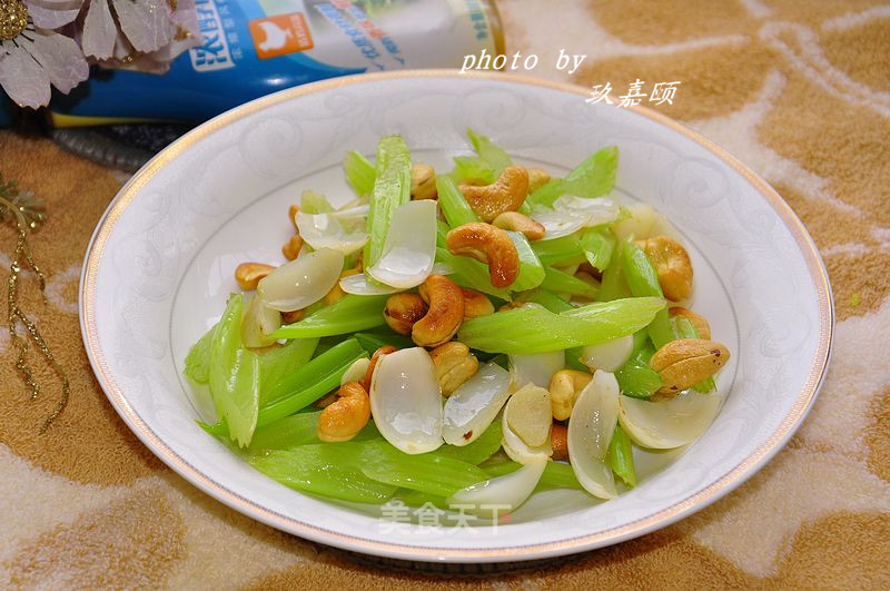 Stir-fried Lily with Celery and Cashew Nuts recipe