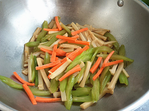 Stir-fried Celery with Bamboo Shoots recipe