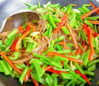 "home Cooking" Celery Stir-fried Noodles recipe