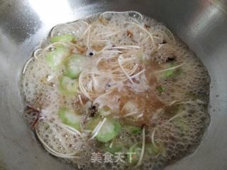 Loofah Shredded Pork Noodles recipe