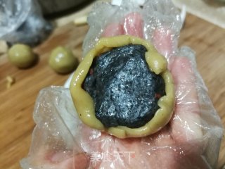 Cantonese Black Sesame Mooncake recipe