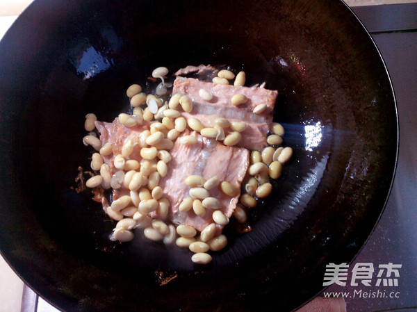 Salmon Steak Stewed with Soybeans recipe