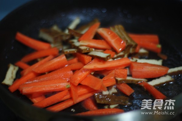 Stir-fried Shredded Pork with Dried Carrots recipe