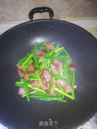 Stir-fried Sausage with Garlic recipe