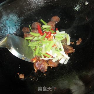 Stir-fried Sausage with Celery and Garlic recipe