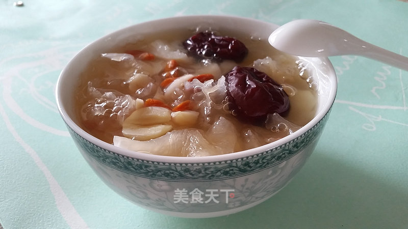 White Fungus, Lotus Seed and Red Date Soup