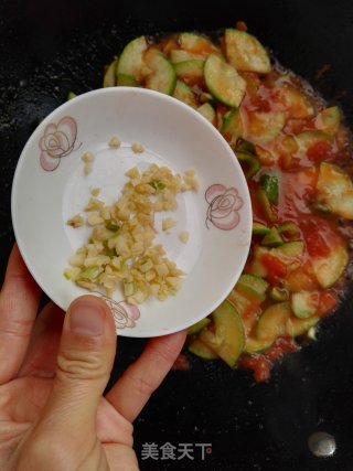 #快手懒人饭# Stir-fried Zucchini with Tomatoes and Green Peppers recipe