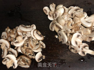 Stir-fried Double Mushroom with Green Pepper recipe